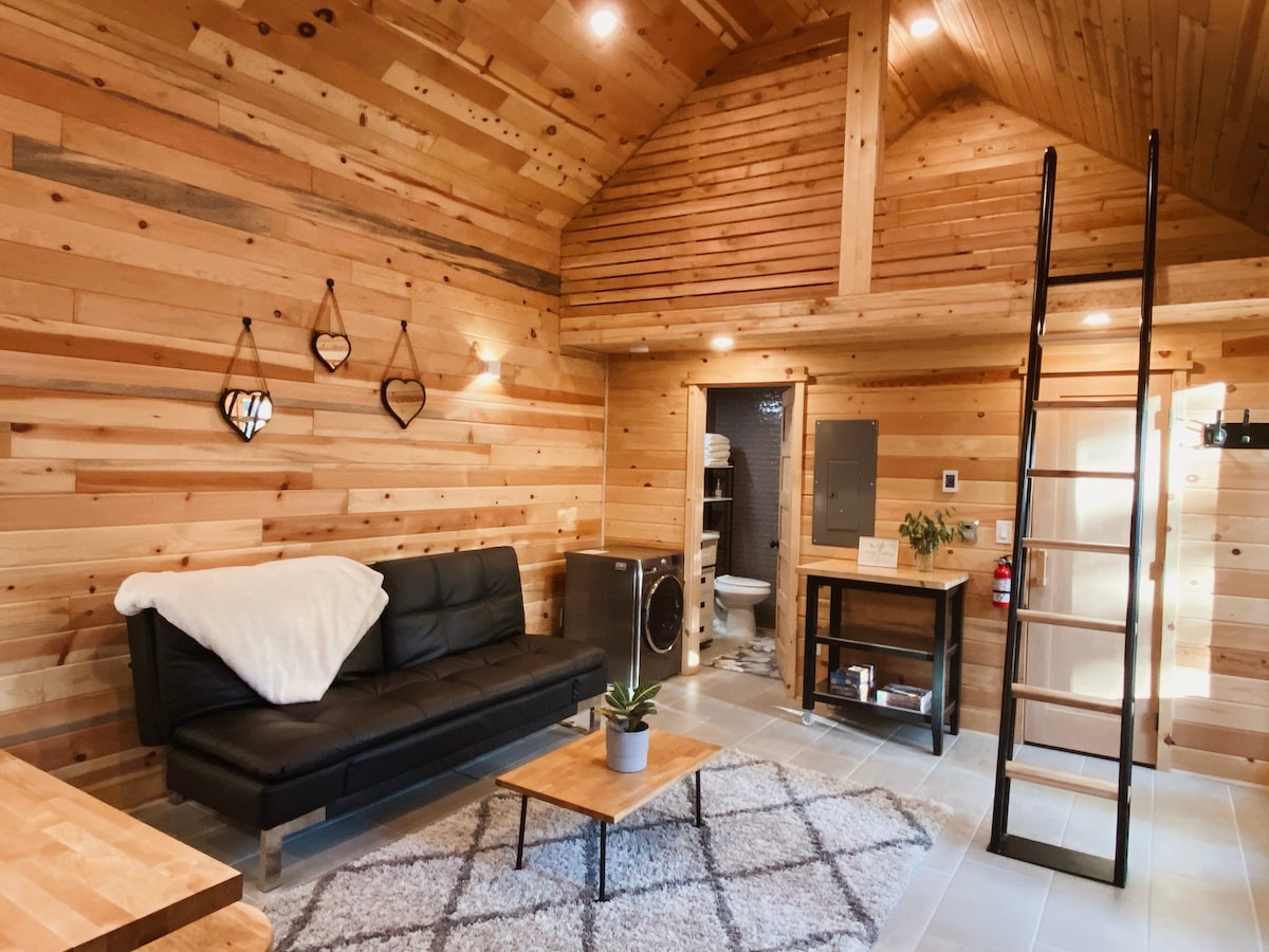 舒适的森林小屋，带桑拿和热水浴缸！