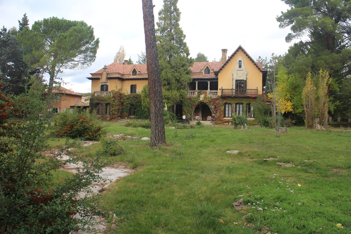 Mansión rodeada de jardines para filmaciones