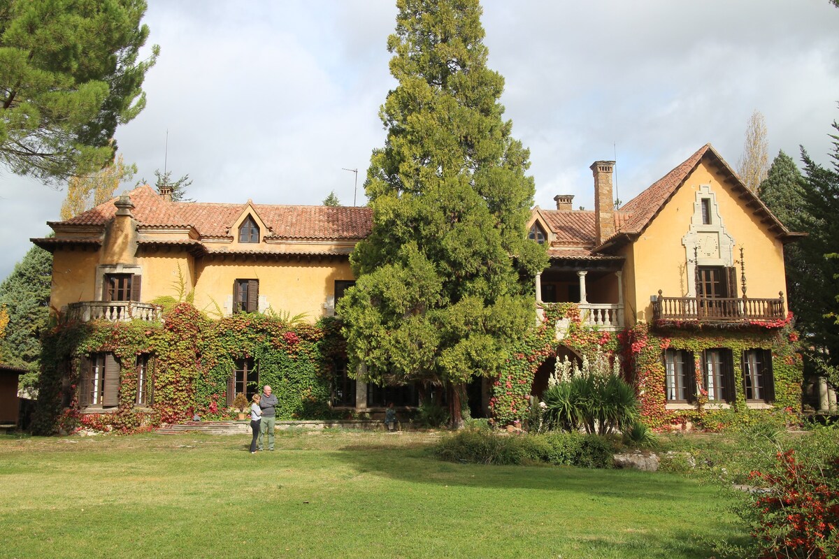 Mansión rodeada de jardines para filmaciones