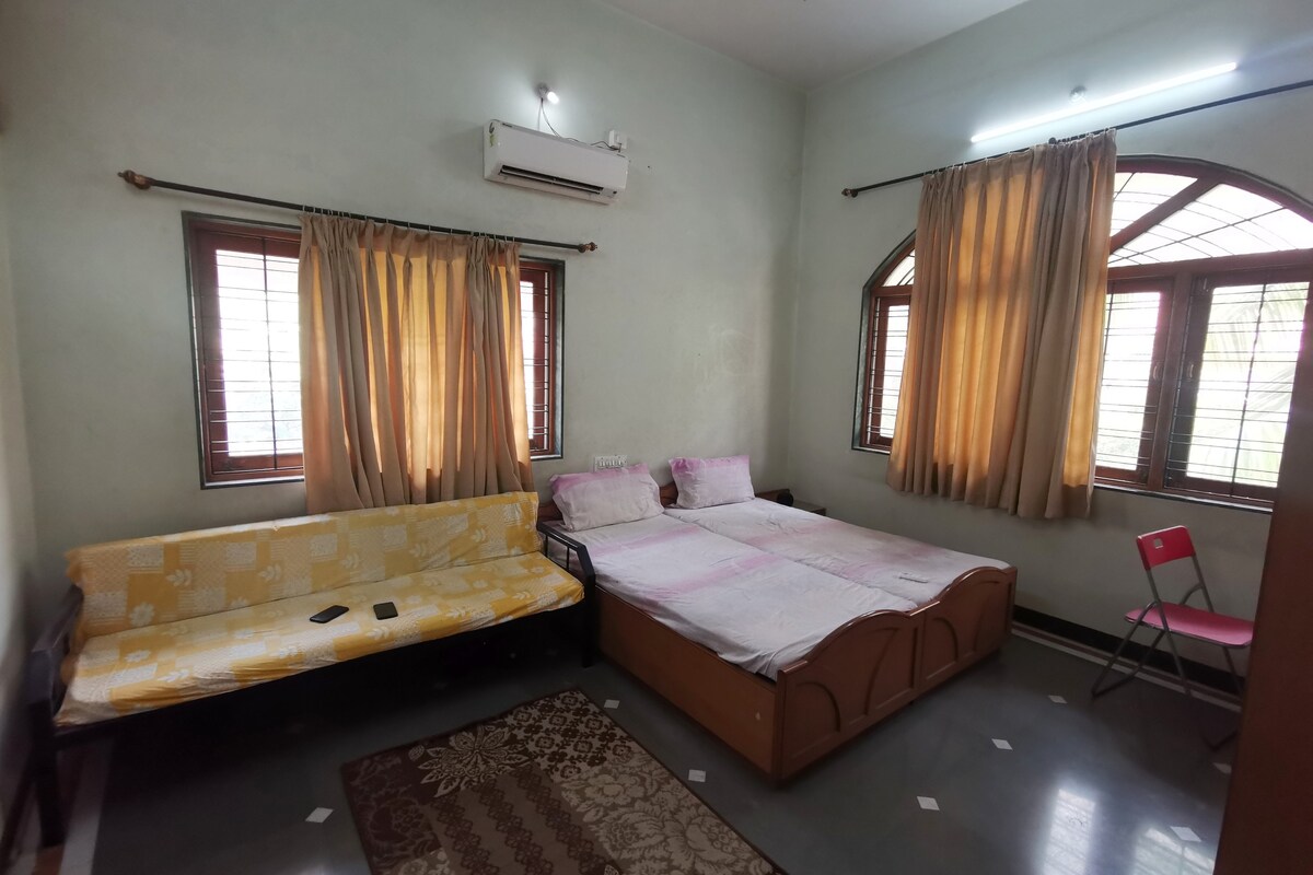 Beautiful spacious and large room in a Bungalow