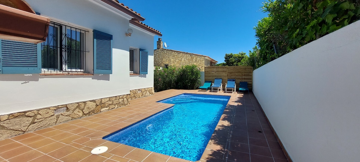 La maison bleue avec piscine 500 m de la plage