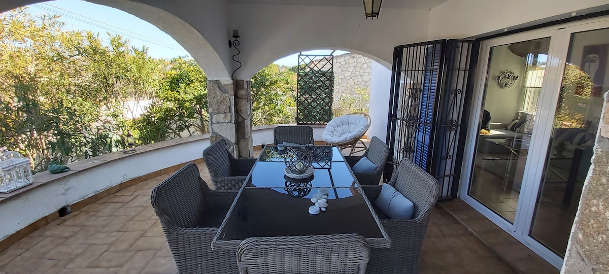 La maison bleue avec piscine 500 m de la plage