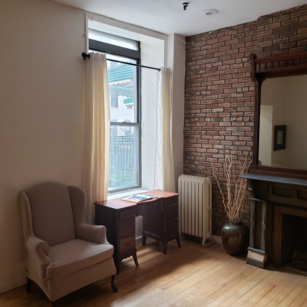 Great looking studio unit in original Brownstone