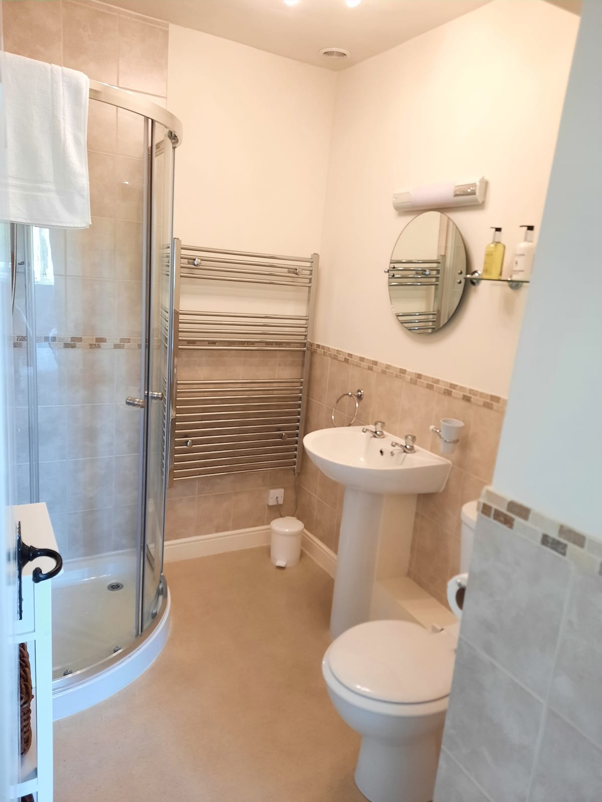 Spacious king size double with en suite shower