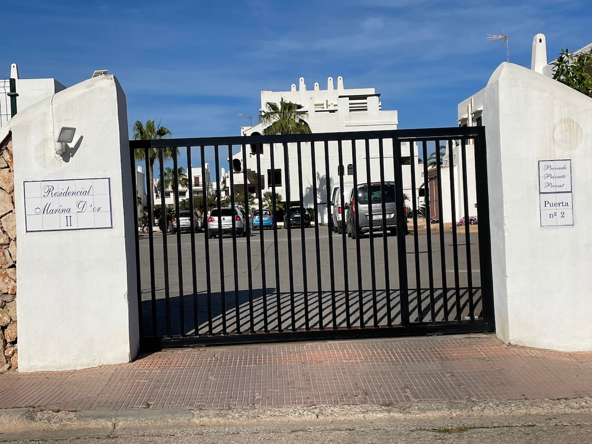 Villa Adosada,rodeada de Jardines y Piscinas