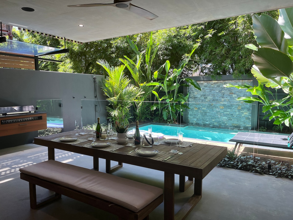 Palm Cove Deluxe Villa with Pool