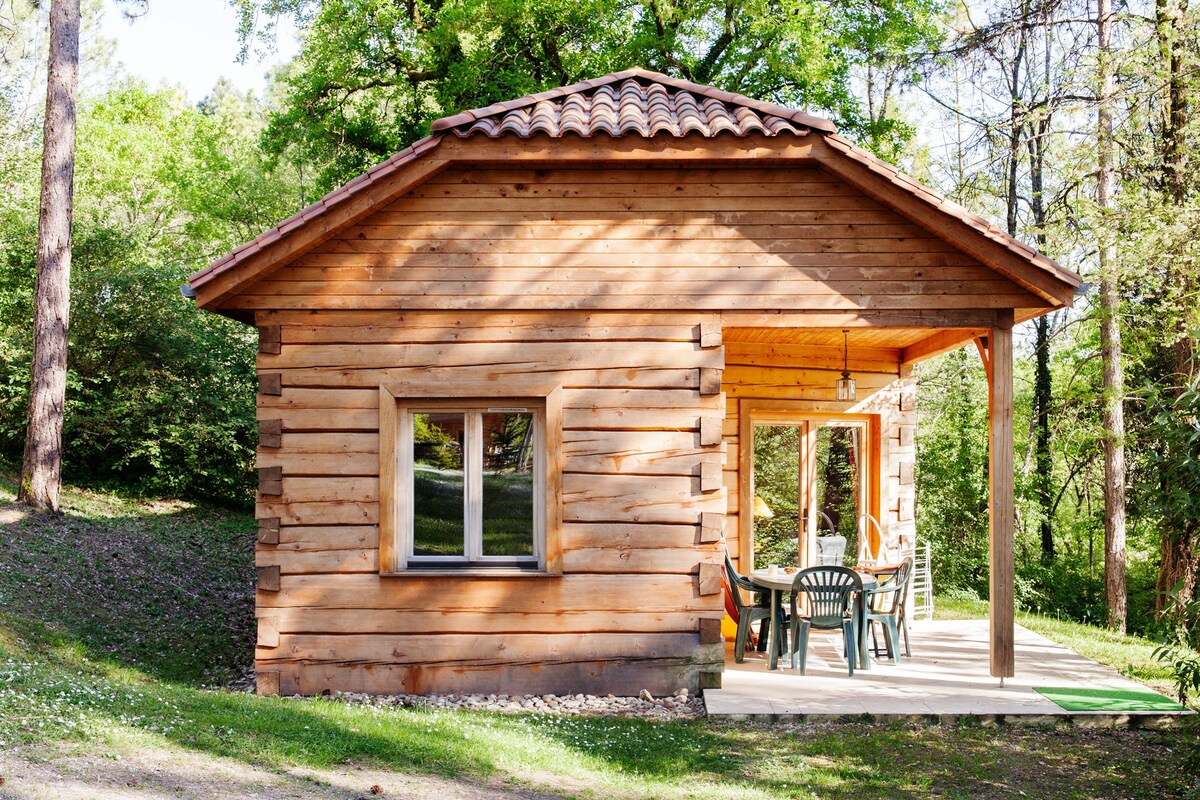 Les Acacias : Chalet et piscine en pleine nature.