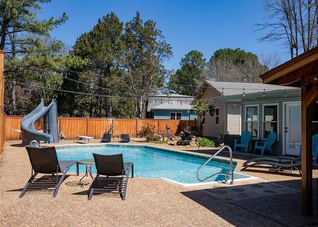 Heated Pool&Walking Distance to Lake!