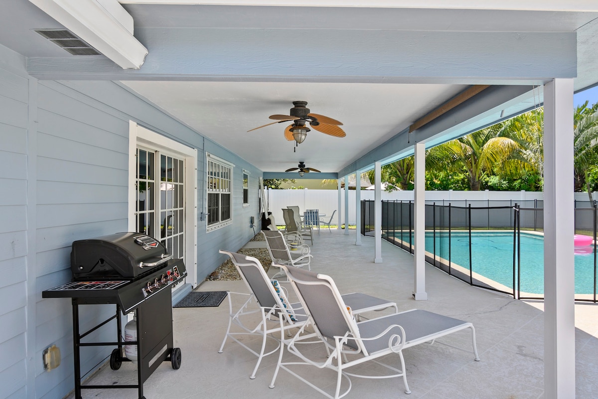 Home w/ Large Heated Pool 3/2+den 3 miles to Beach