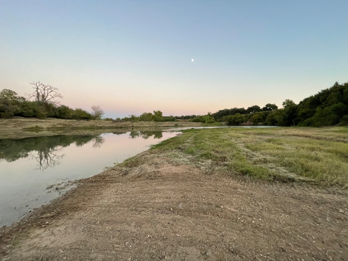 Colorado river access, game room & swimming pool