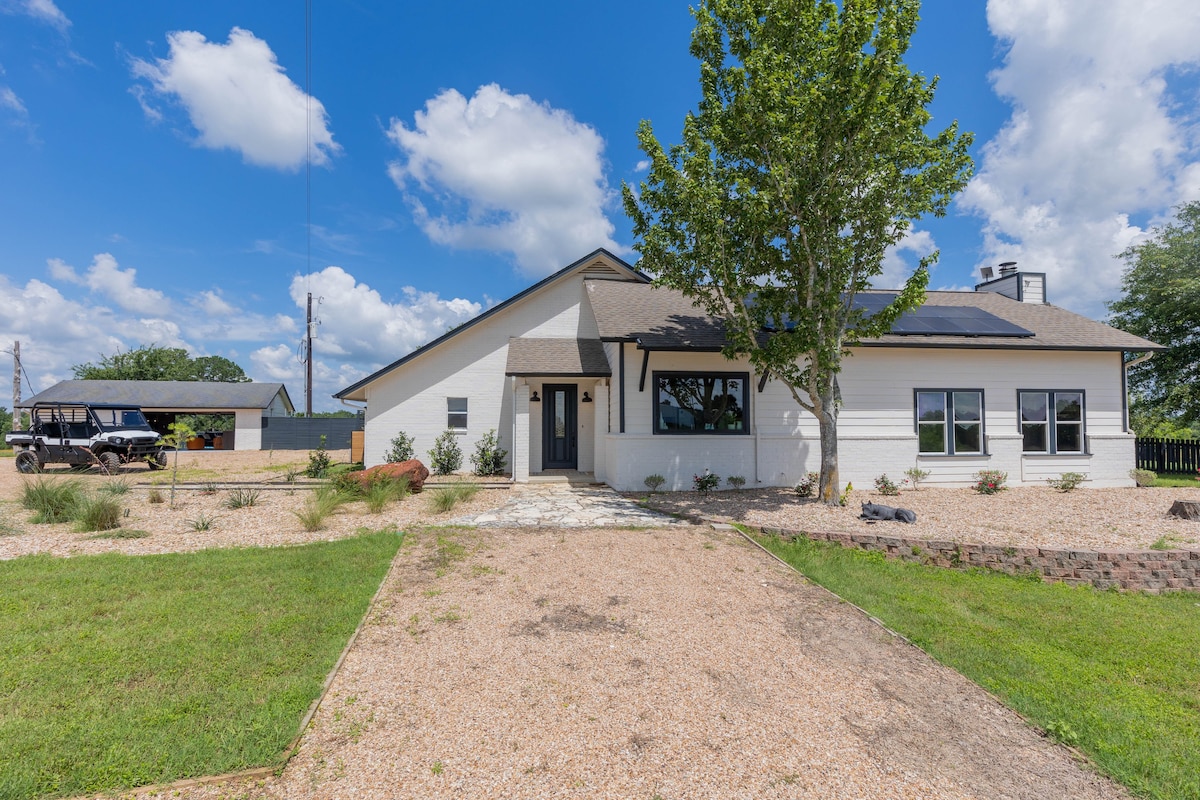 Colorado river access, game room & swimming pool