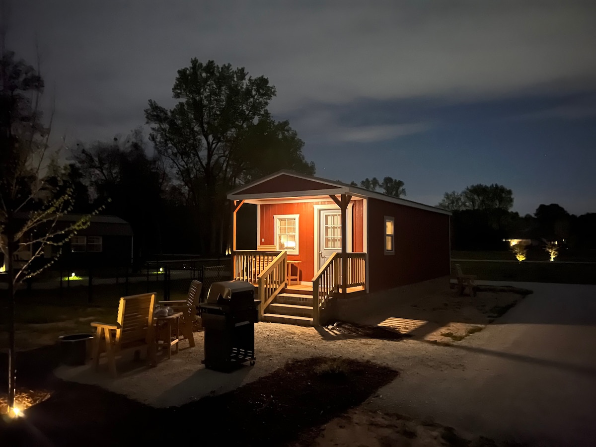 Perfect getaway cabin w/private hot tub & fire pit