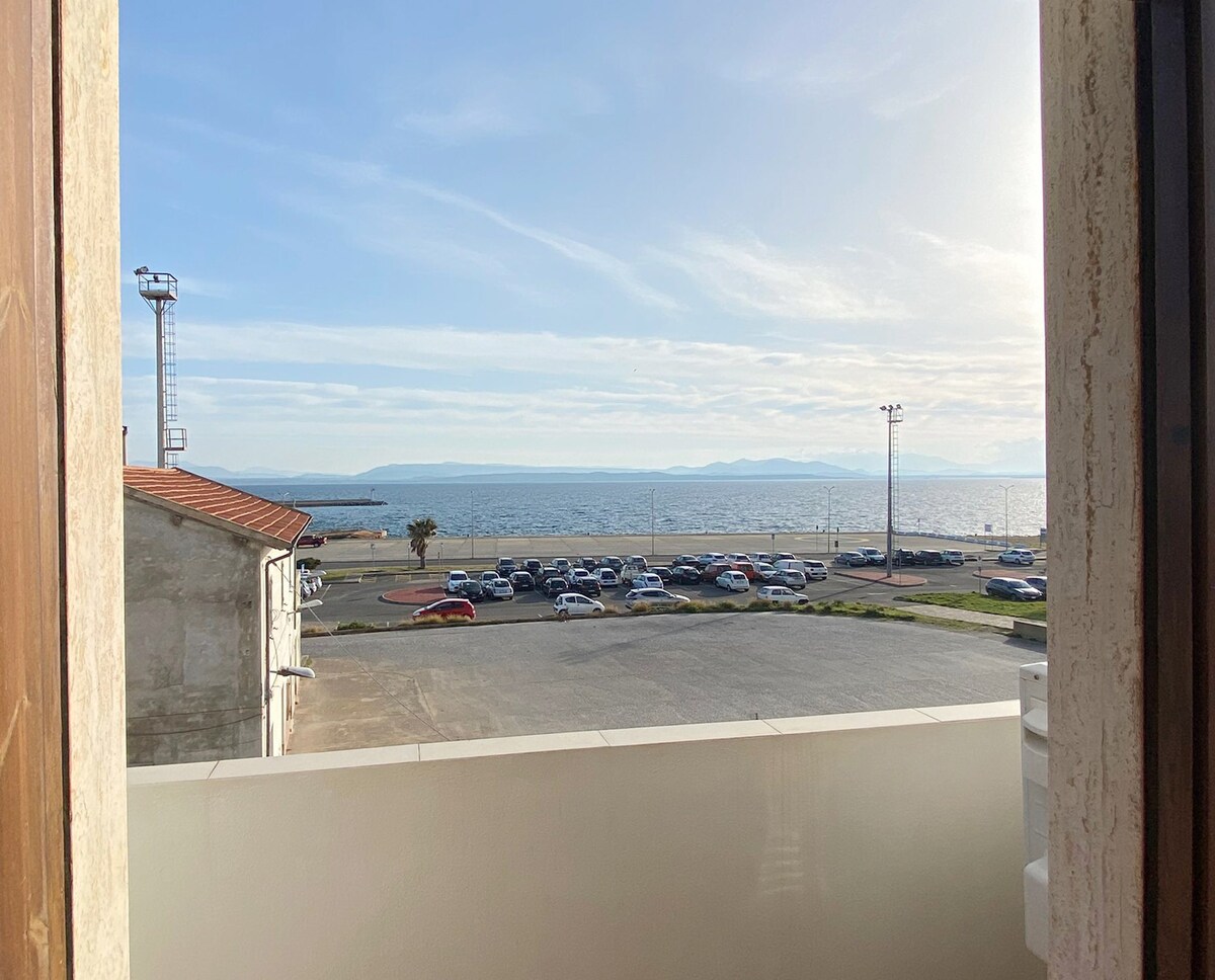 位于Calasetta-app的阳台海景三室公寓4