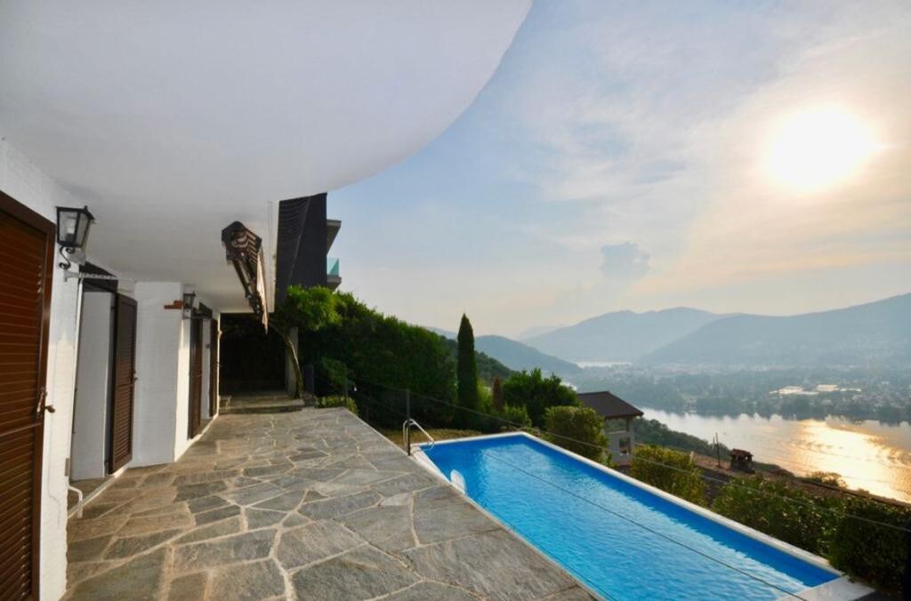 可欣赏湖景和泳池景观的蒂西诺风格别墅
