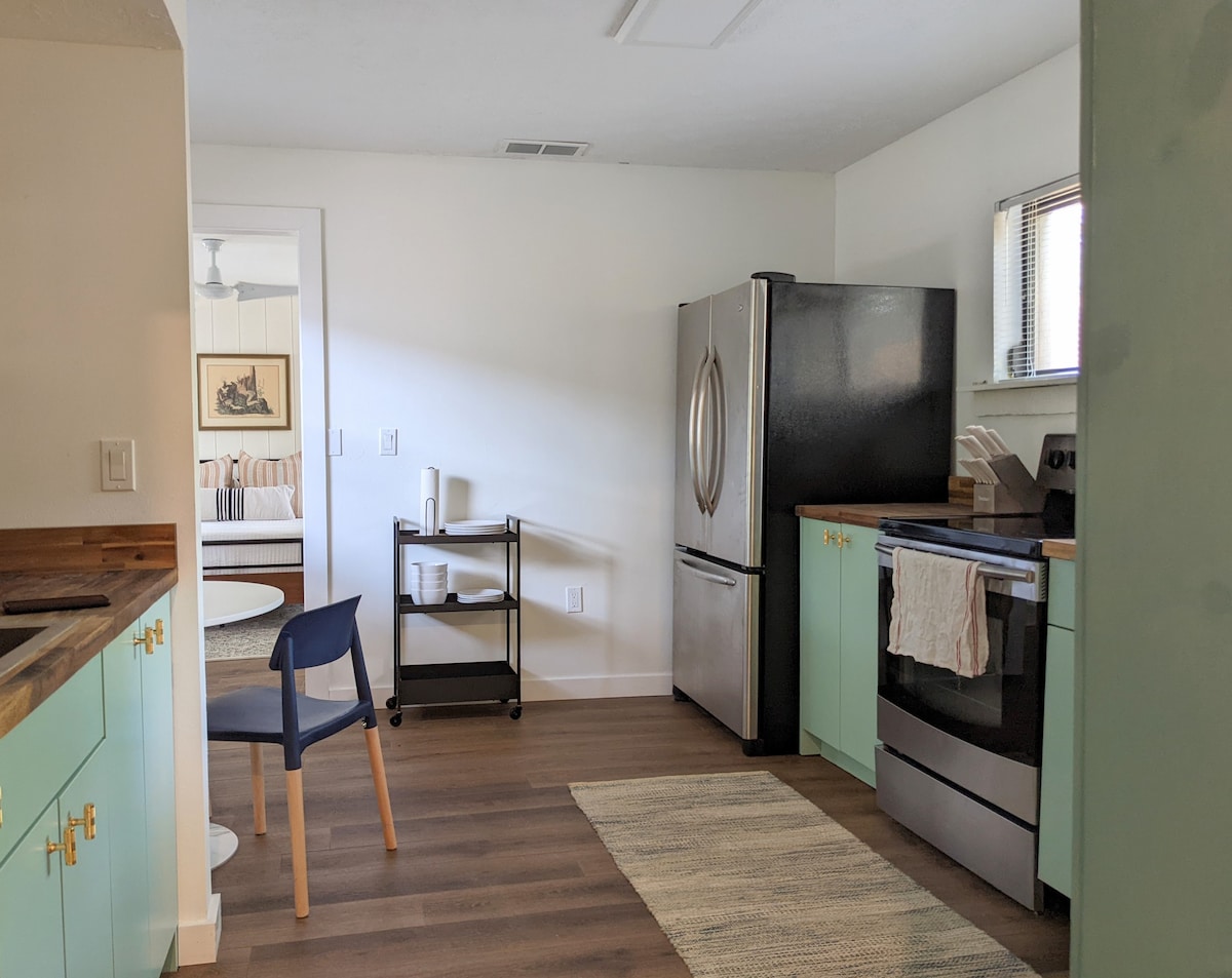 旧佛罗里达风格的宽敞单间公寓，带全功能厨房
