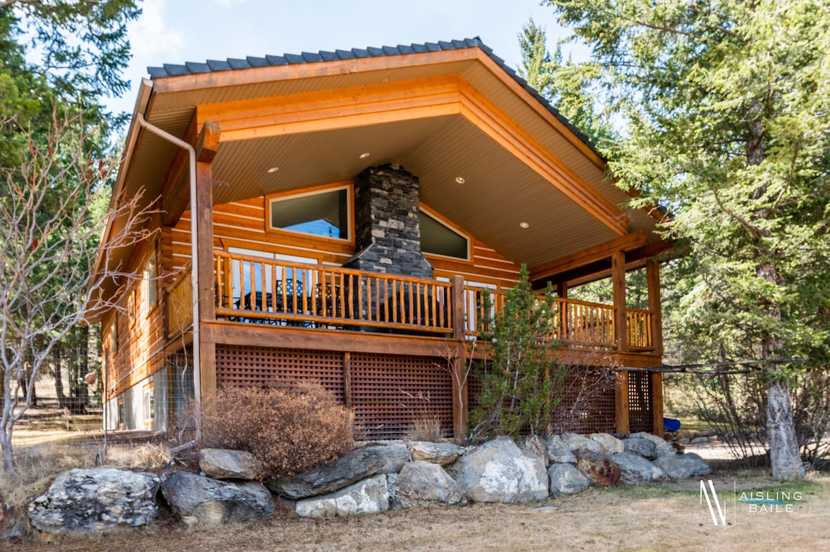 The Pinecone Cottage | Hot Tub | Fireplace | Gym