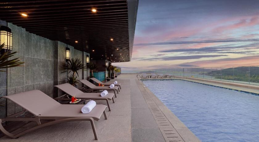 Enjoy the dawn at 2 BR condo + ocean view & pool!!