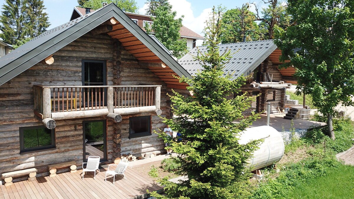 带露台和北欧浴缸的快乐度假木屋