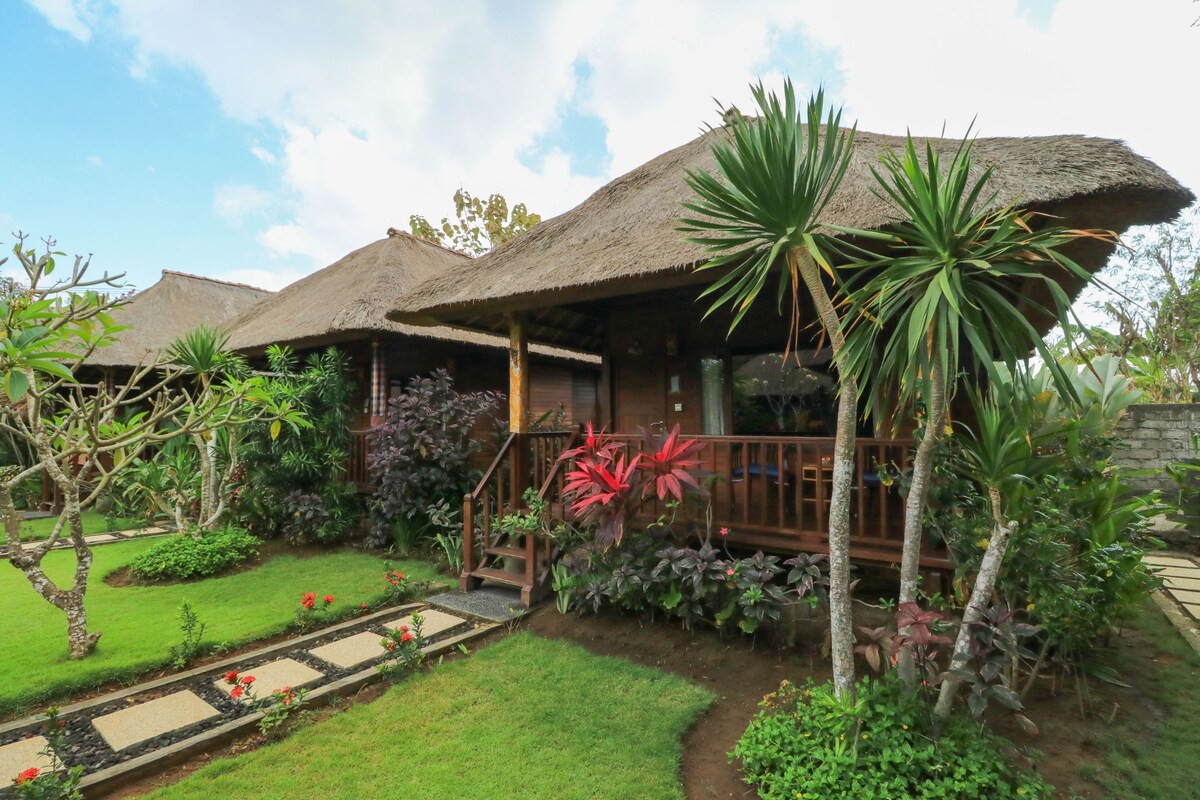 位于珀尼达岛（ Nusa Penida ）的Koji花园小屋（ Koji Garden Huts ）的1卧室平房