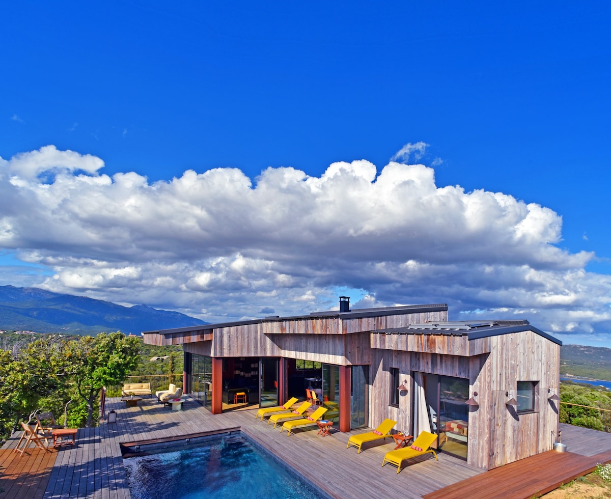 Beautiful contemporary home with pool & 360° views