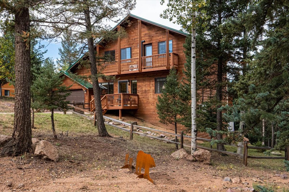 All Seasons Chalet- Beautiful cabin in Divide, CO