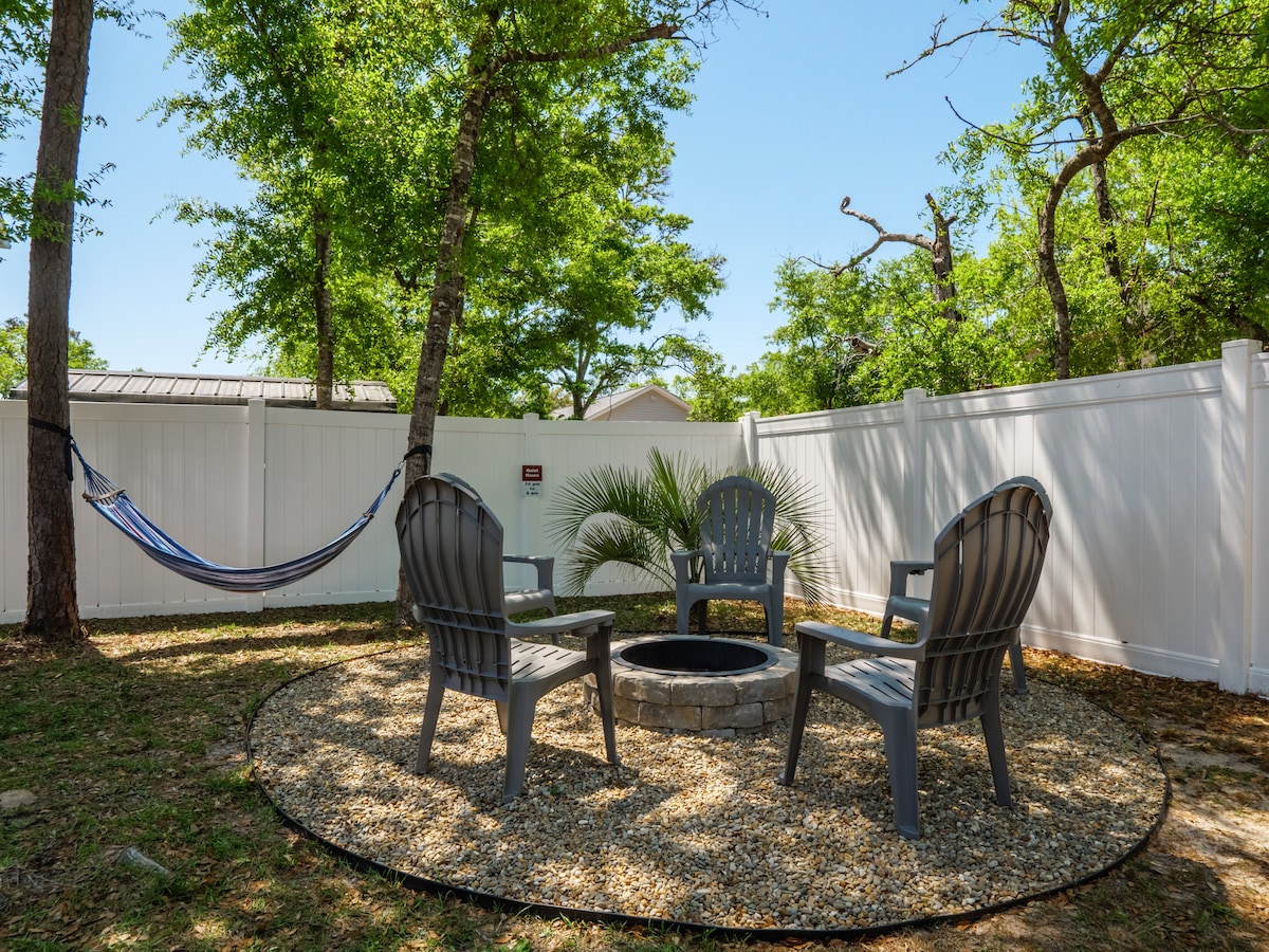 2 Mins from beach, Fire pit, 2 Screened patios!