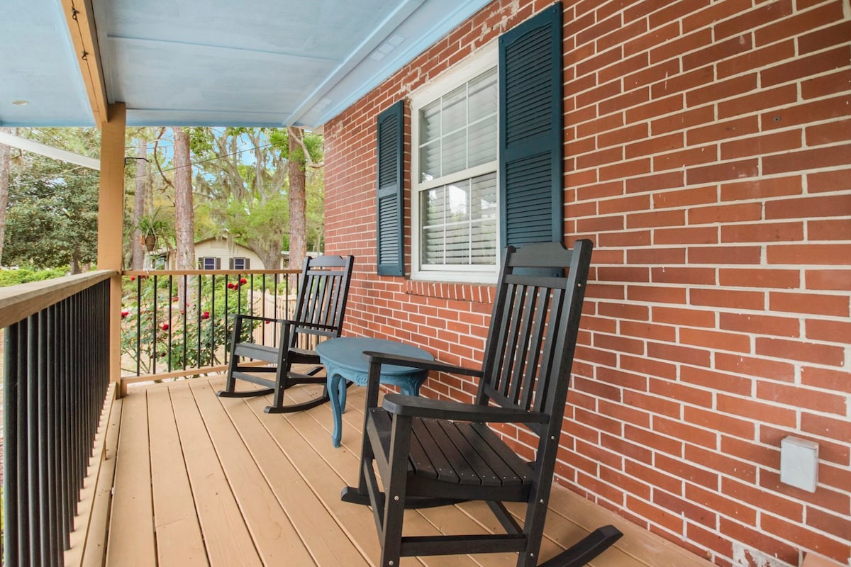 Cheerful Red Brick Cottage in Downtown St Marys!