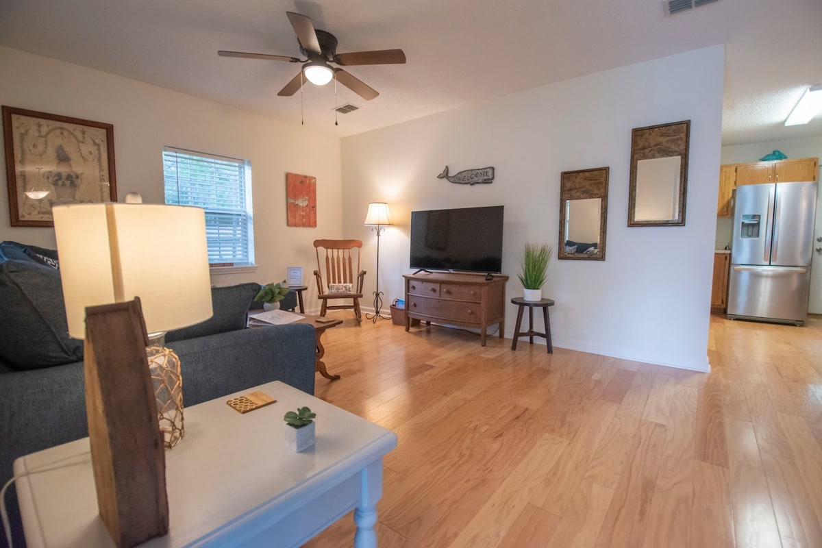 Cheerful Red Brick Cottage in Downtown St Marys!