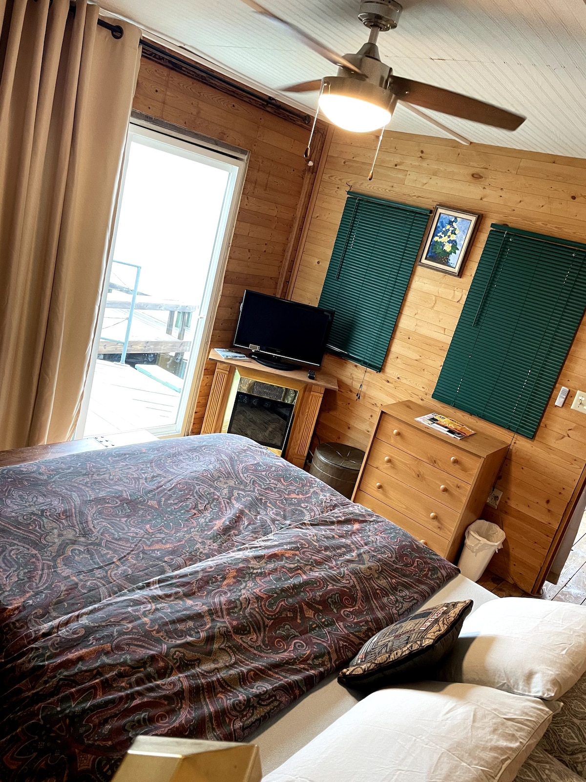 Boathouse One Bedroom Guest Suite on Rainy Lake