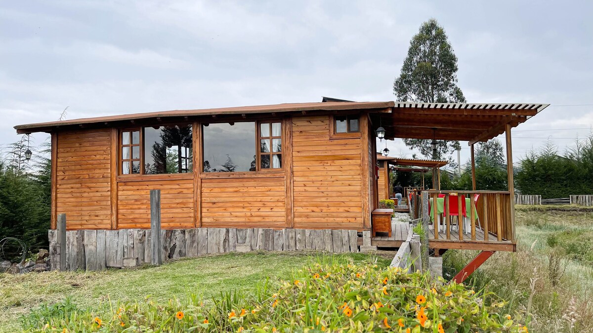 宁静的小木屋，可欣赏山景