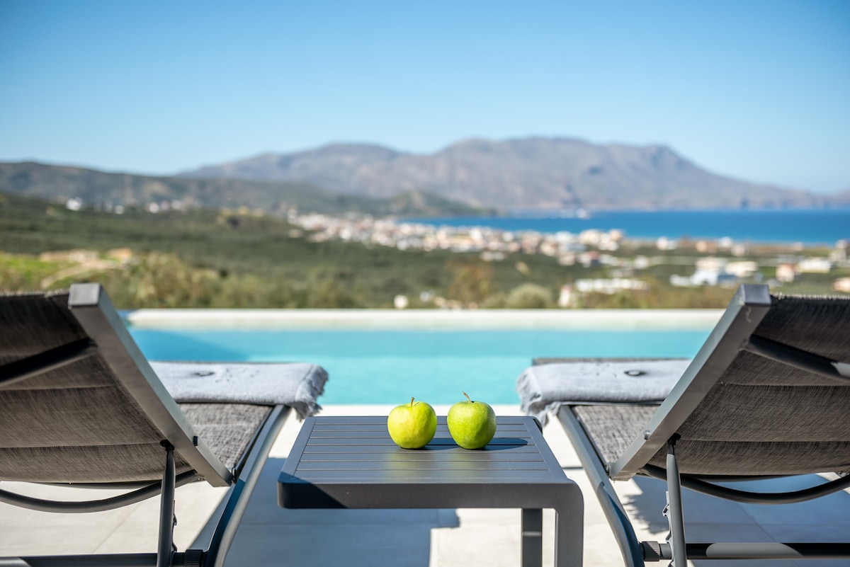 Villa Kallos & Phos, stunning view, pool, BBQ