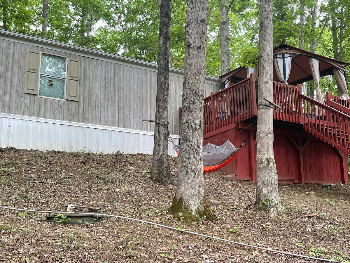 Hot tub with fire pit & winter lake views for 4!