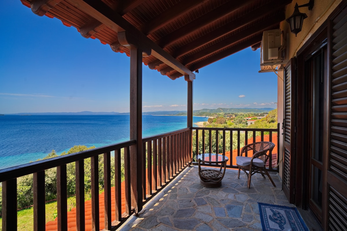 Beachfront villa with huge garden, 3br, Halkidiki