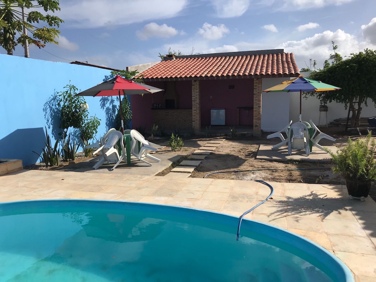 Casa agradável com deck e piscina