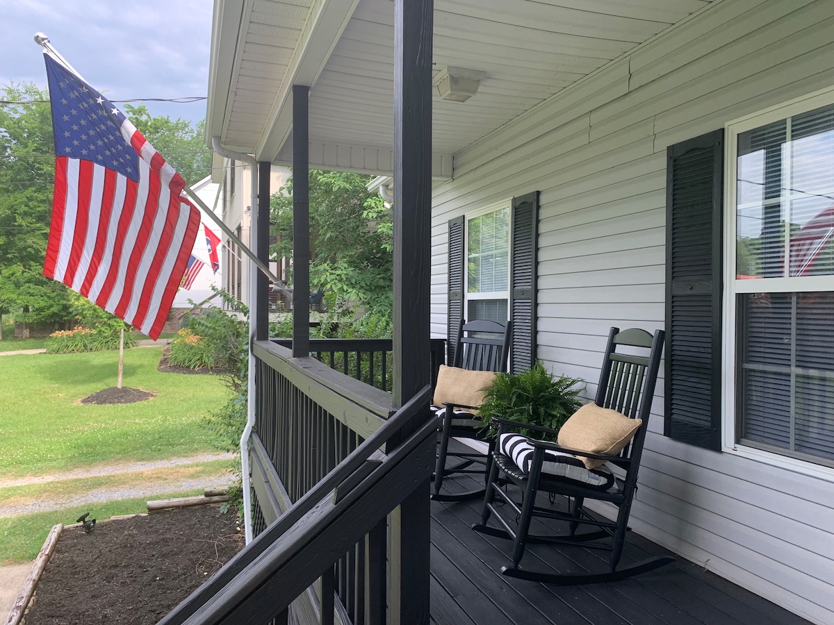 *Prime Location* Downtown Franklin Cozy Cottage