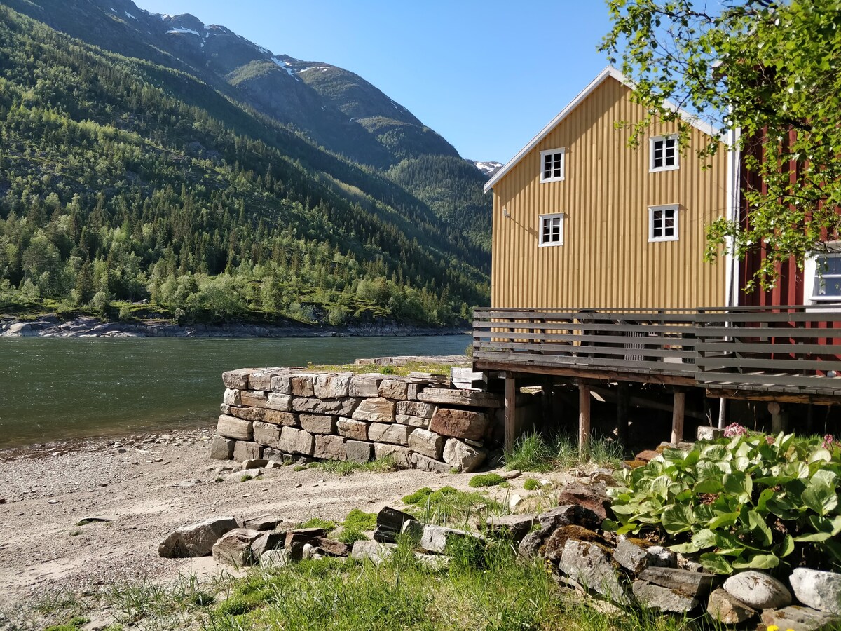 Sjøgata Riverside Riverside Rental and Salmon Fishing