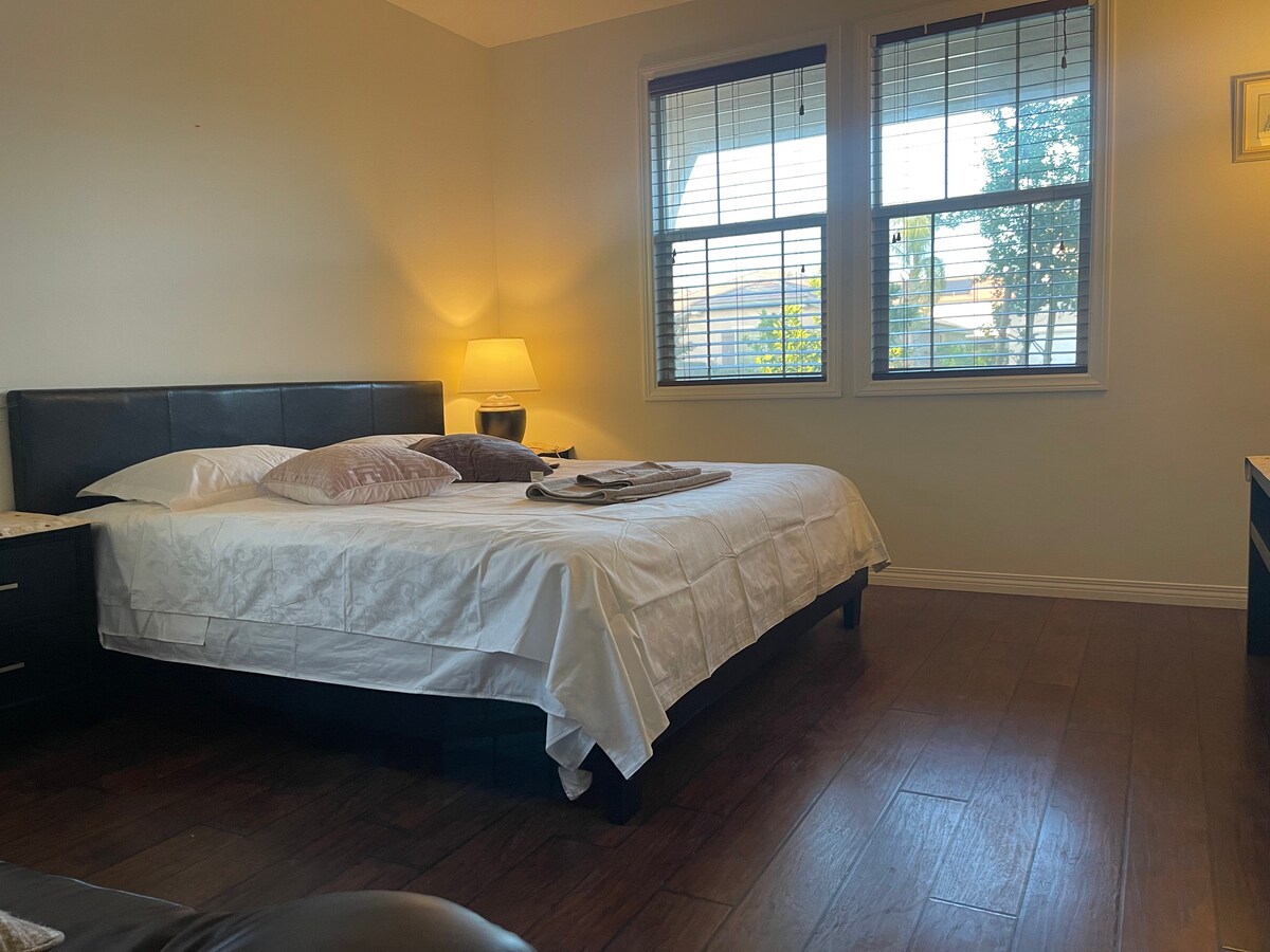 Cozy vibe bedroom near Ontario Airpot 15 minutes