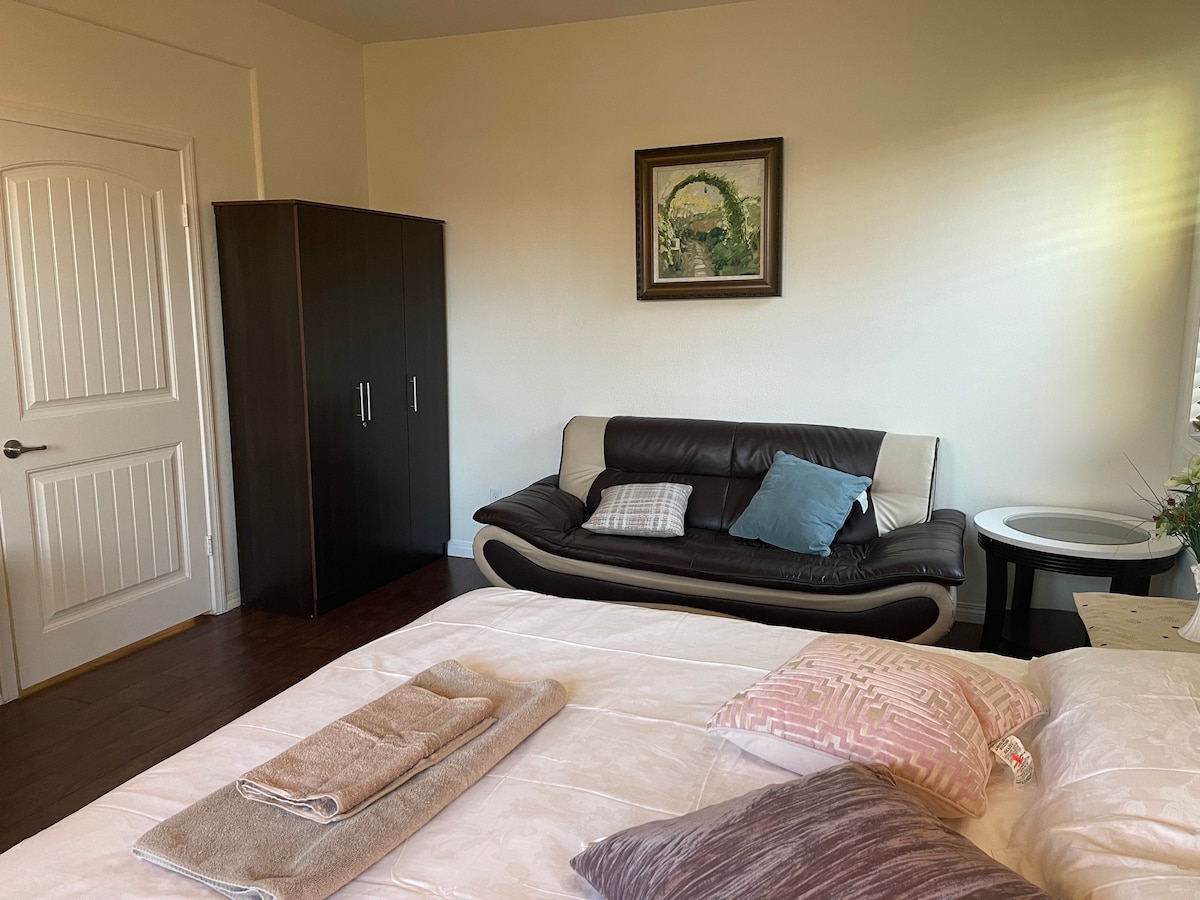 Cozy vibe bedroom near Ontario Airpot 15 minutes