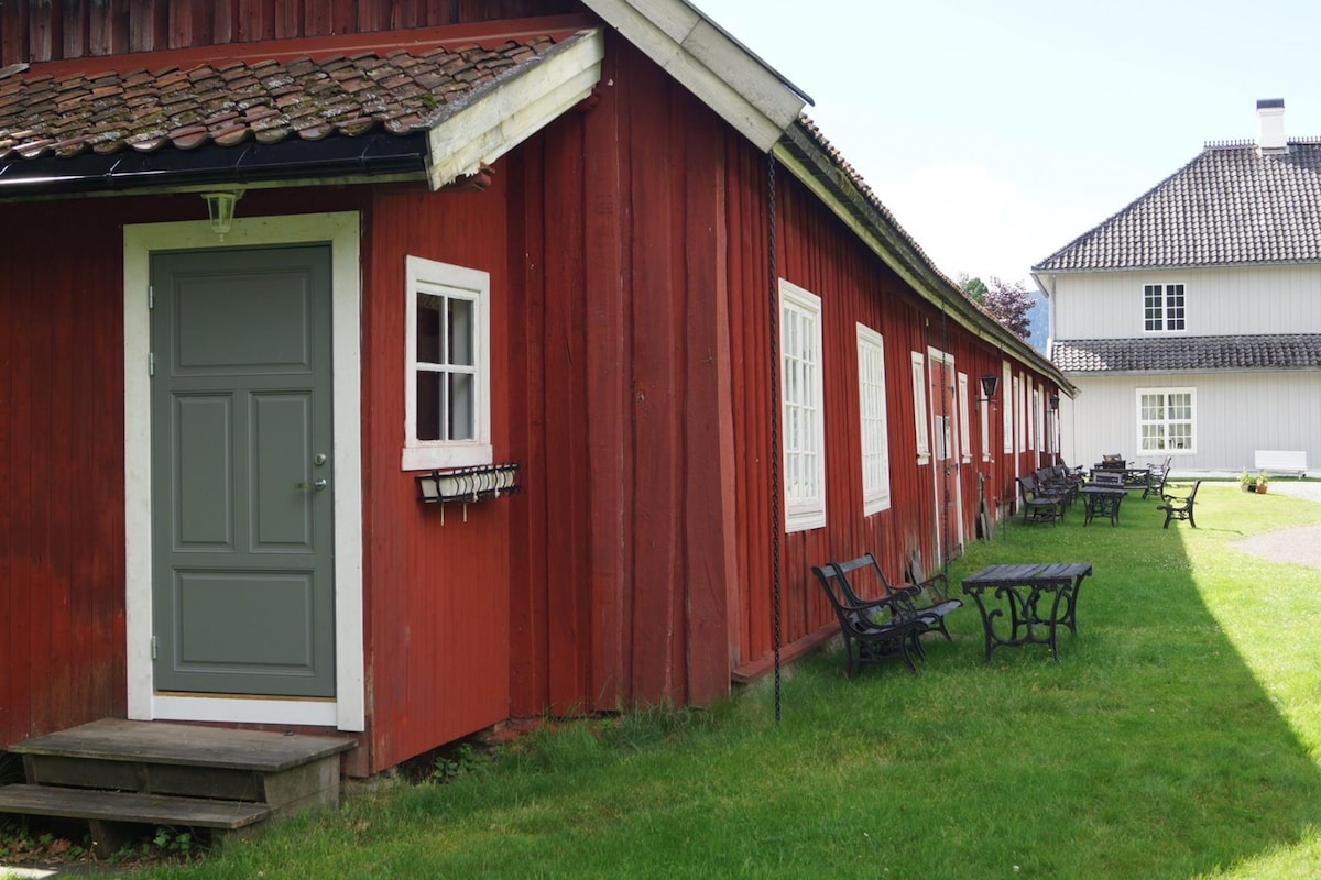 Bo i historiske omgivelser i  på Eidsfos Hovedgård