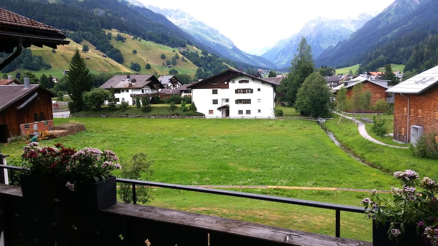 克洛斯特斯(Klosters-Serneus)的民宿
