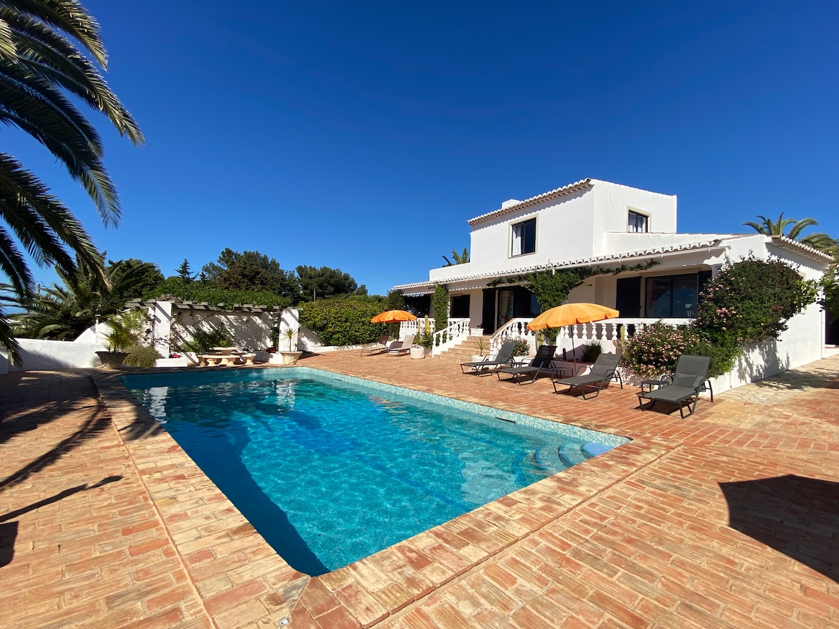 Traditional Portuguese Villa with pool near Burgau