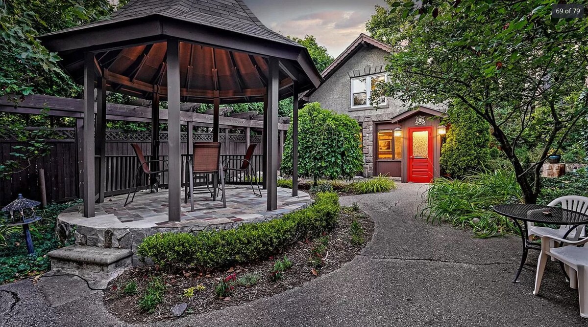 Hobbit Hole at Stone Chalet Bed & Breakfast Inn