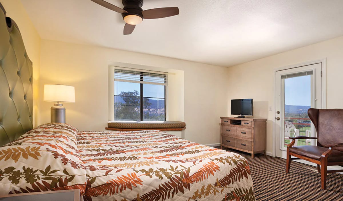 2 bedroom condo at family resort, 6 guests max