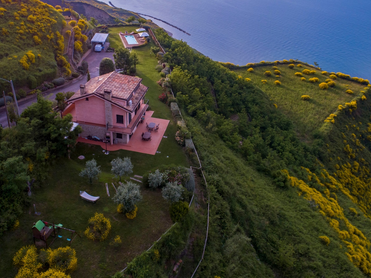 Villa con Piscina, Alba e Tramonto sul Mare