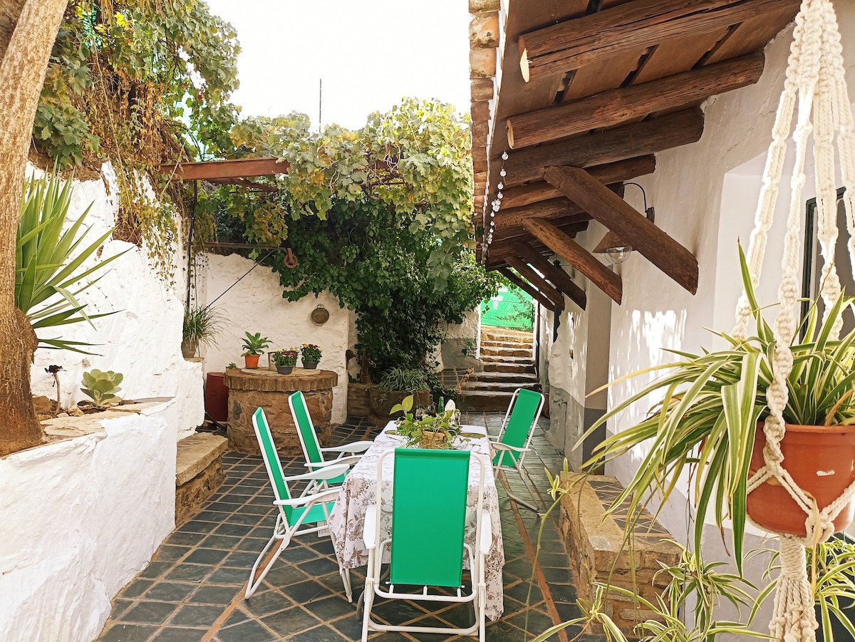 Preciosa casa rural con chimenea, patio y jardín.