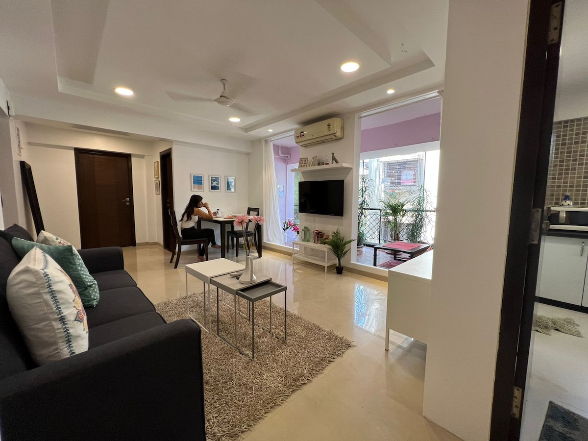 *Lovely 2 bedroom flat with Patio*Parking*Bandra