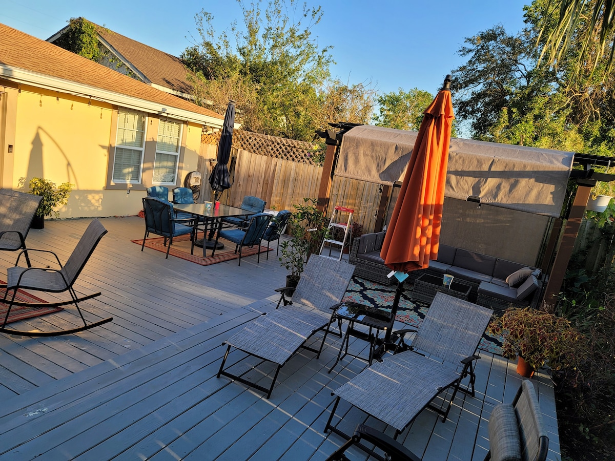 Spacious 2BR Rear Apt/Private Backyard