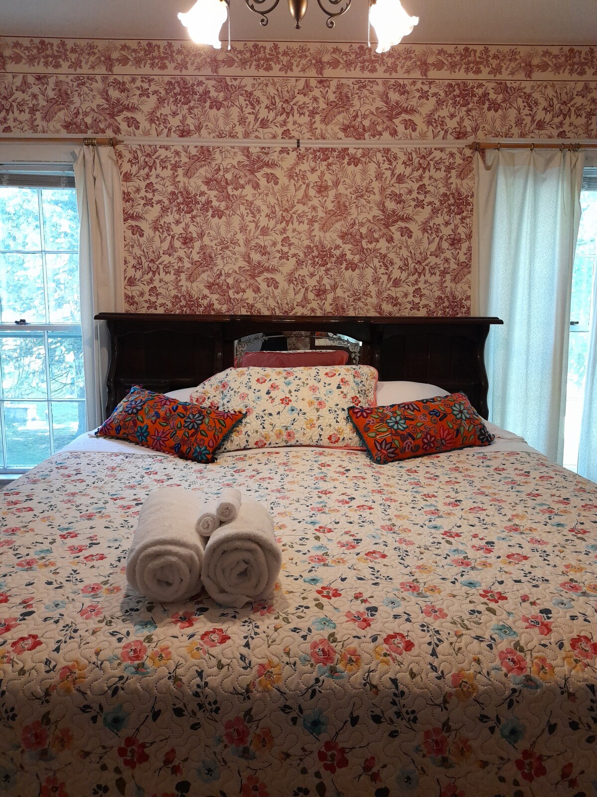 迷人的主卧室，位于历史悠久的房源