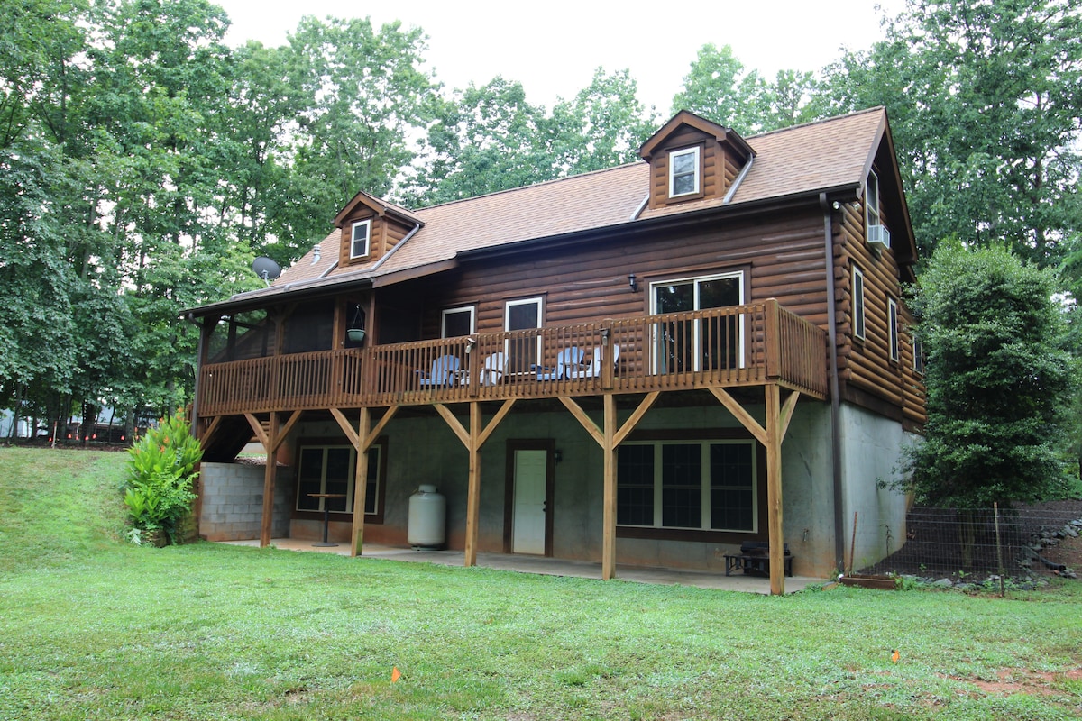 Cozy log cabin between vineyards in Tryon, NC TIEC