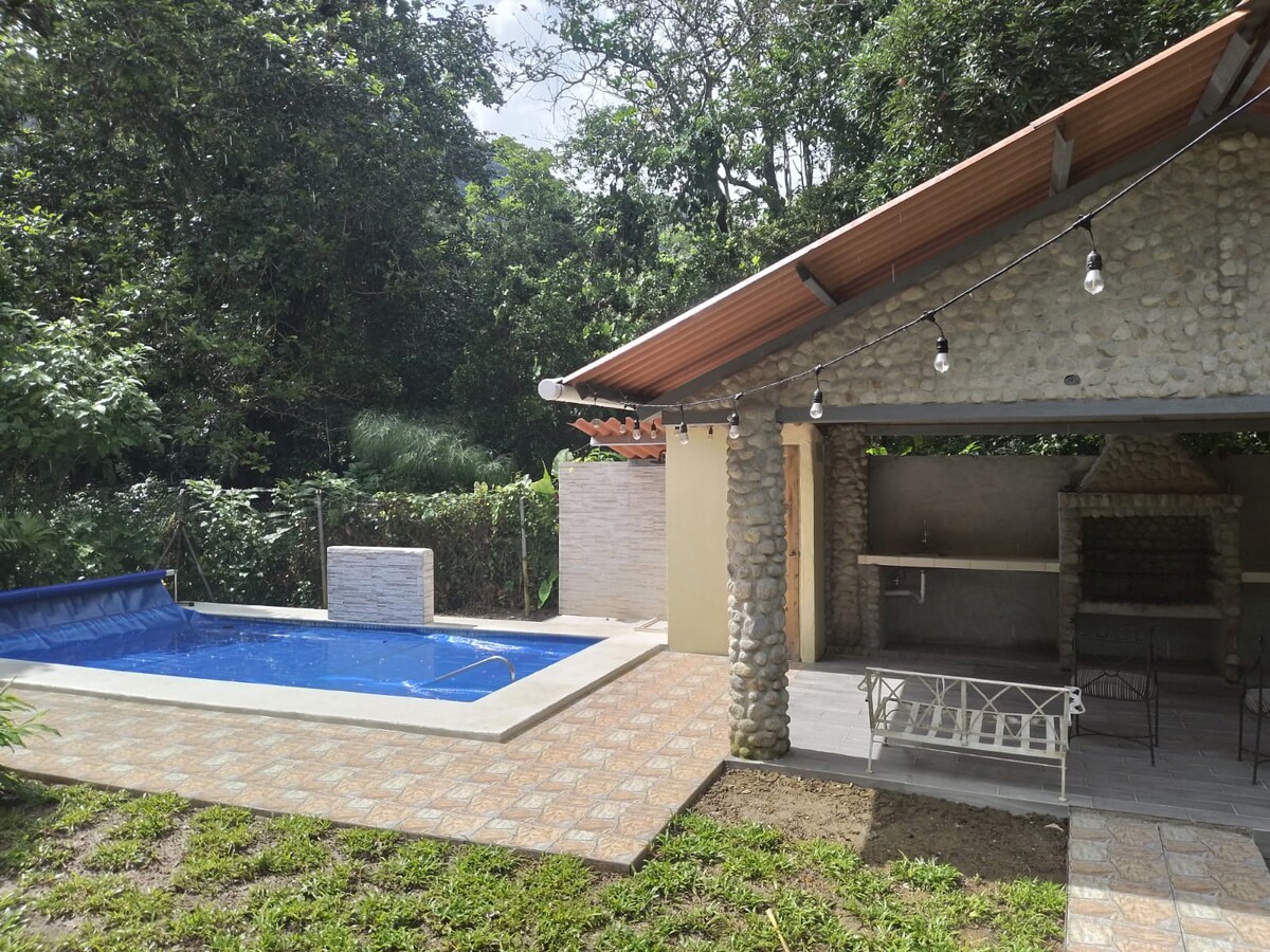 Casa amplia con area social y piscina climatizada